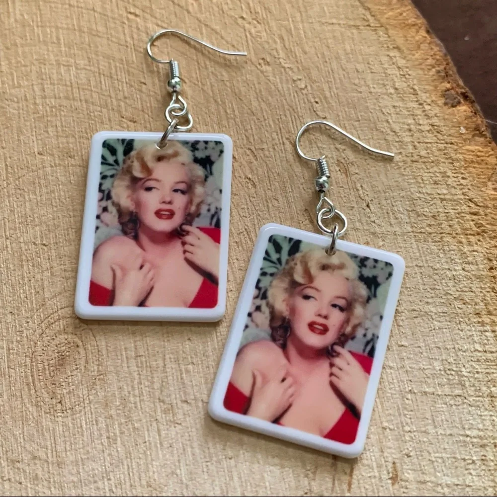 💄 Stunning Marilyn Monroe Drop Earrings - Picture 3 of 4